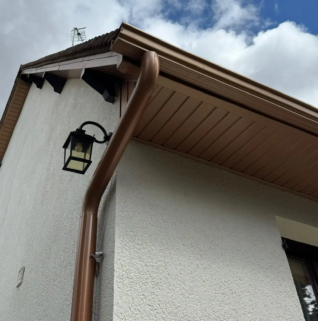 Façade abîmée par un mauvais écoulement d'eau