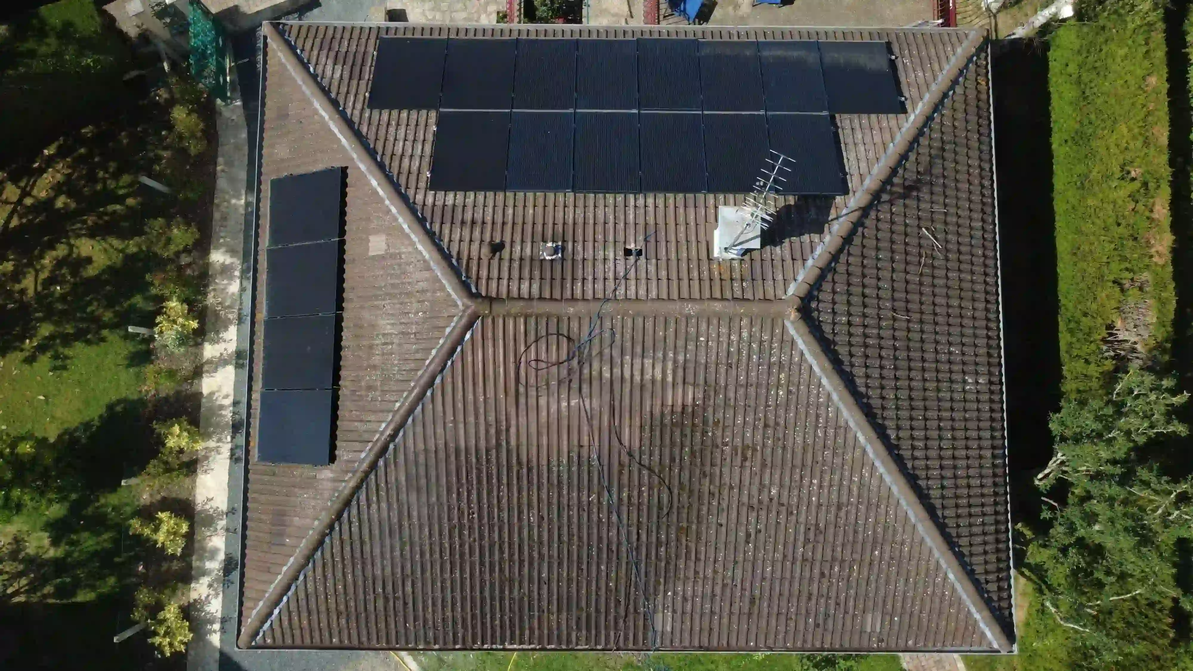 Toiture tuiles béton — avant intervention
